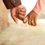 Casal de mãos dadas em um relacionamento amoroso